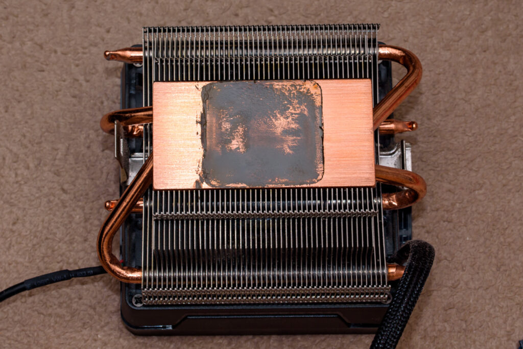 取り外したCPUクーラー：AMD Wraith Max cooler