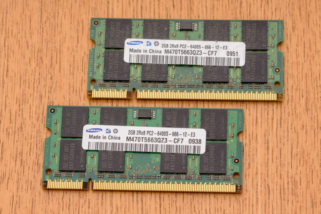 元のメモリと追加で買ったメモリ：PC2-6400S（DDR2-800）2枚