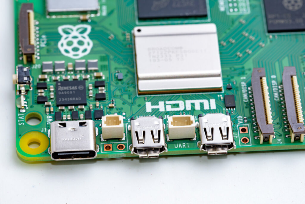 Raspberry Pi 5：電源端子とHDMI端子