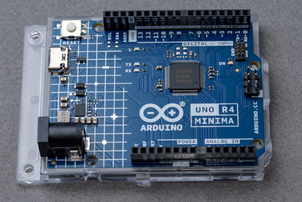 Arduino Uno R4 Minimaマイコンボード本体
