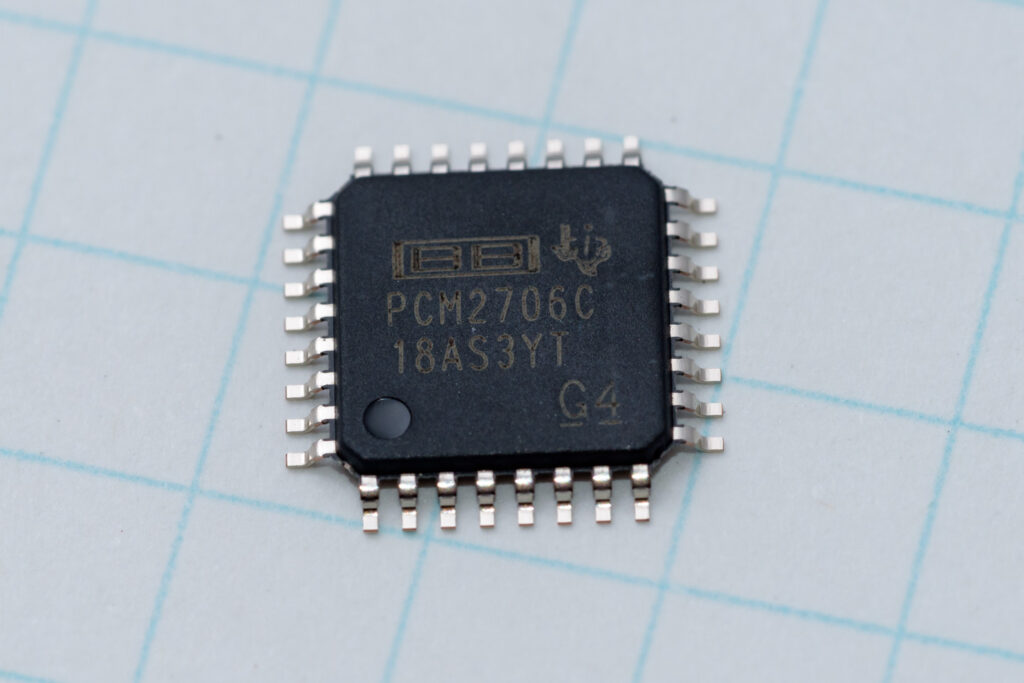 PCM2706CのICパッケージ写真